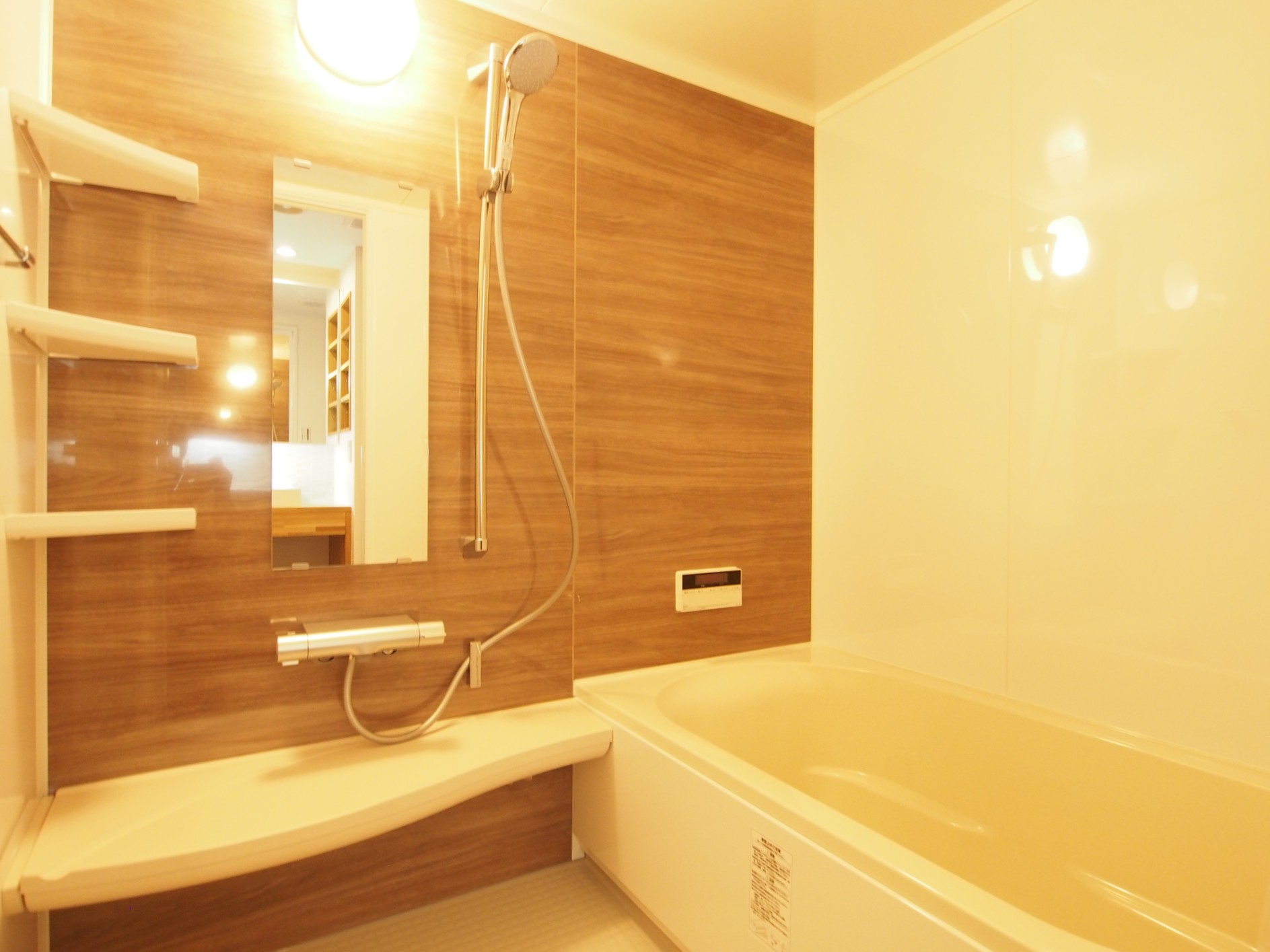 落ち着きのある木調パネルでくつろぎ空間を演出。