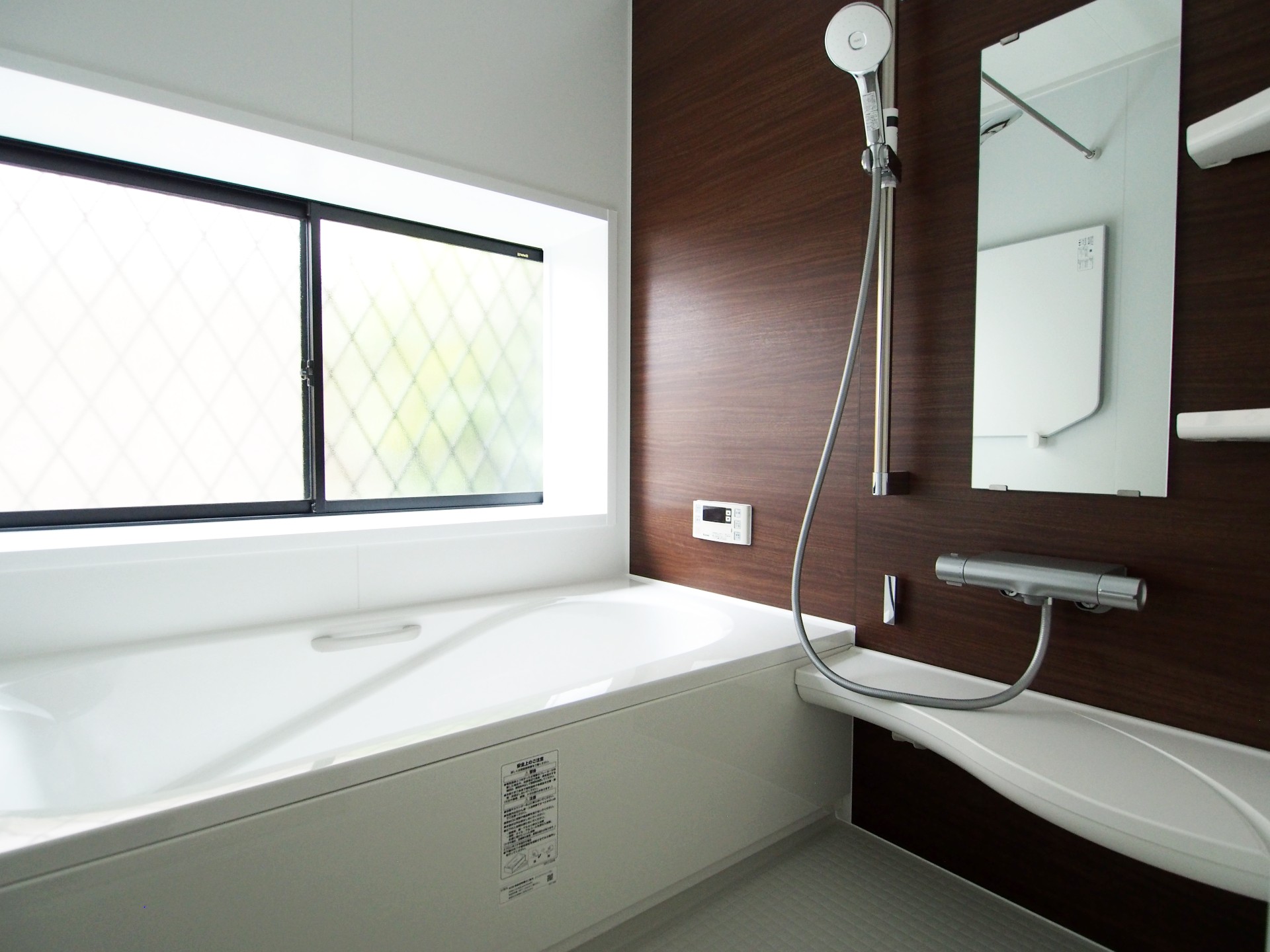 ウォールナット柄のアクセントパネルでシックな雰囲気に。