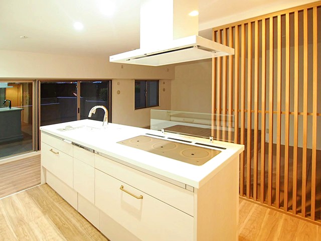 リビング全体を見渡せるアイランドキッチン