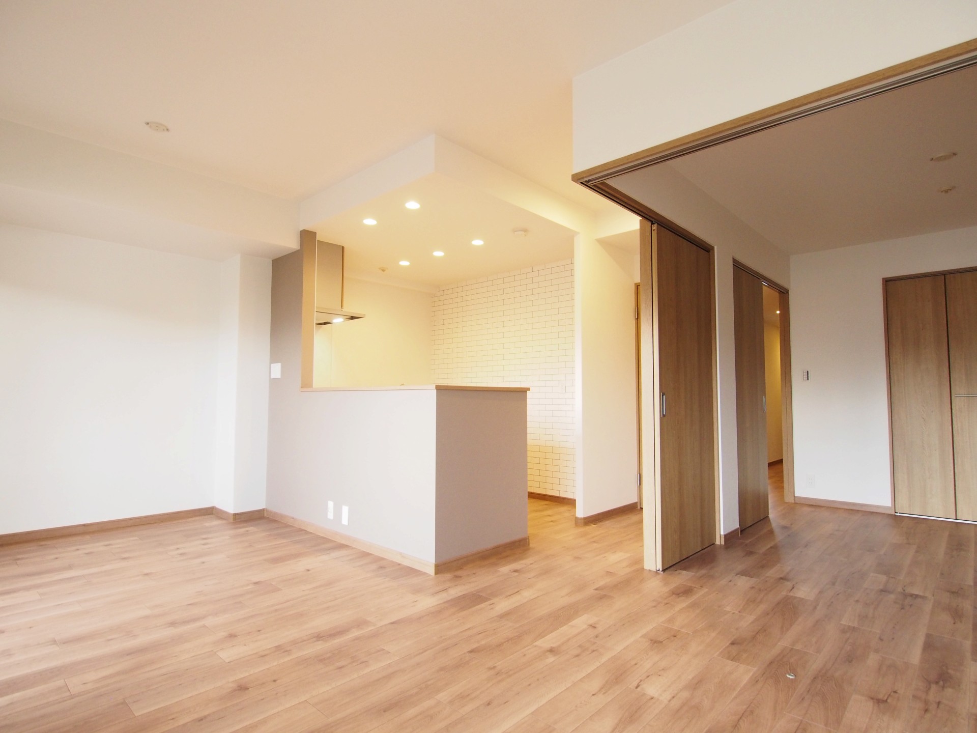 オーク柄を全体的なイメージカラーとして統一しています。