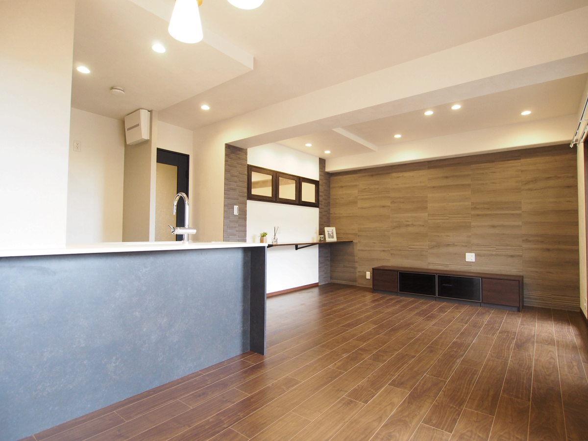 和室を解体して、リビング空間を広くし、ゆったりとした生活空間を演出しています。ダウンライトも温白色にすることでリビング空間を柔らかい光で包み込むようにしています。

 