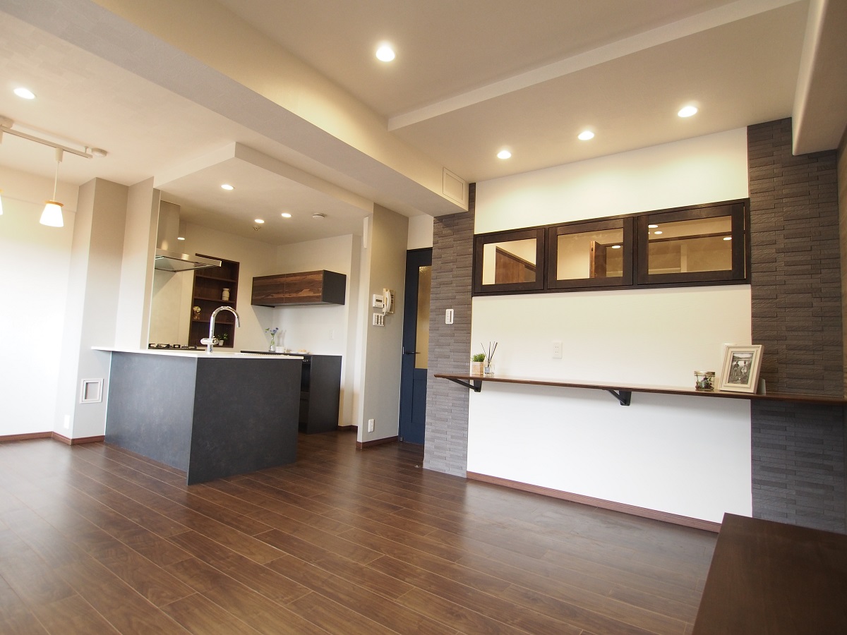 パソコンなどをするスペースとしてカウンターを設置して、両サイドの壁にはエコカラットを貼り合わせデザイン性を考慮しています。内窓が洋室とリビングの閉鎖感をなくす役割を担っています。