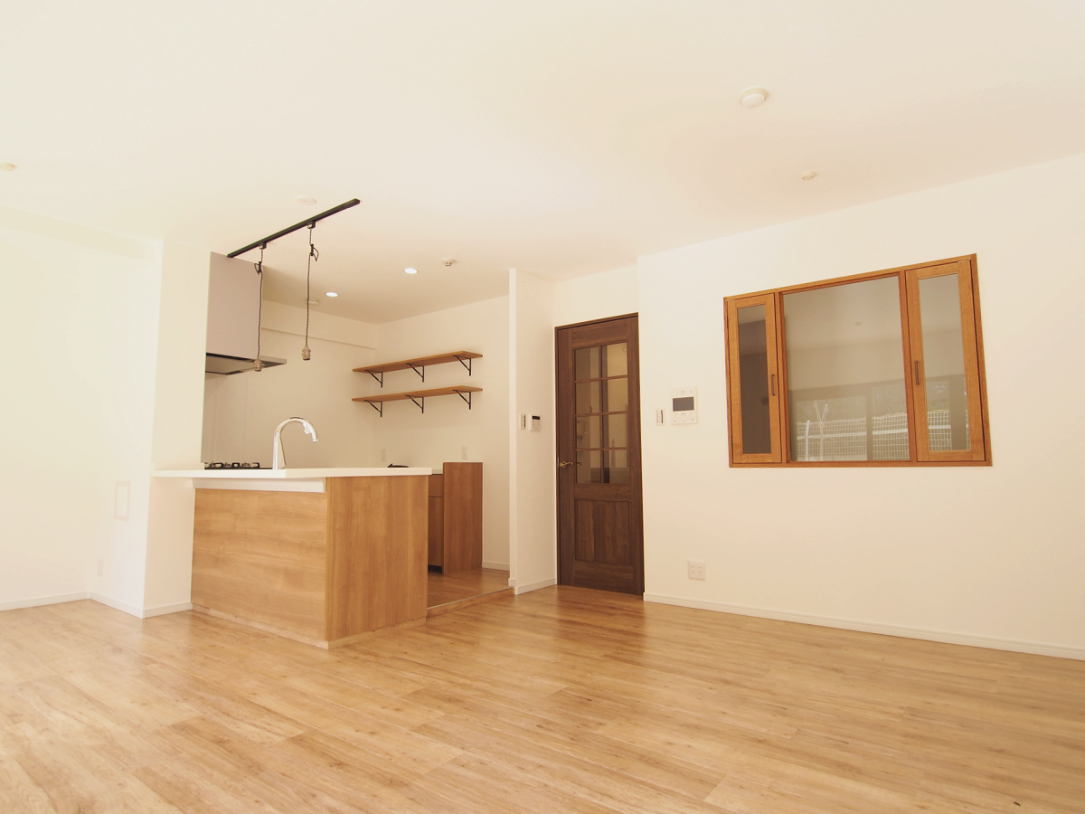 木のぬくもりを感じられるようにオーク柄とホワイトを基調としたテイストにしています。