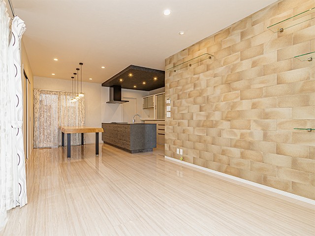 住まいのメインであるLDKにエコカラットを一面に。
一気にデザイン性が高まります。