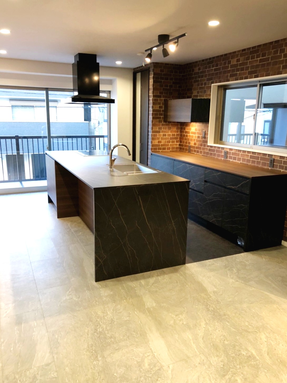 料理教室も開く高級感溢れるオーダーキッチン