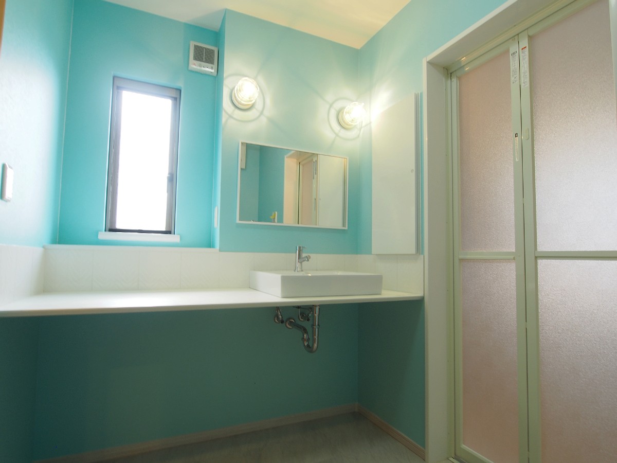 DIY好きなお客様のご希望に沿って、お洒落な洗面ボウルと造作カウンターを一つにしました