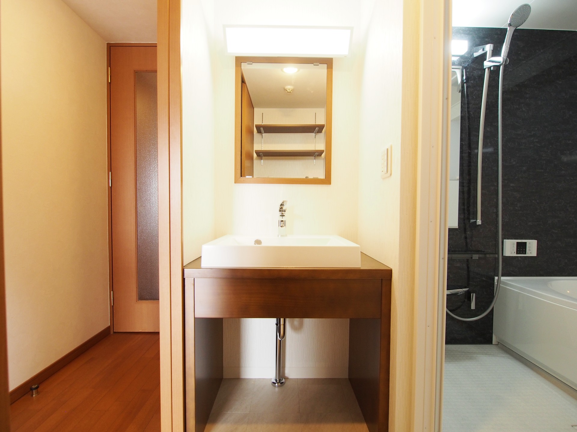 チェリー柄を基調に洗面台を造作しました。あえて、収納は少なめにして、モノが溢れないようにしています。洗面下部スペースは自身でDIYできるようにオープンな空間にしています。