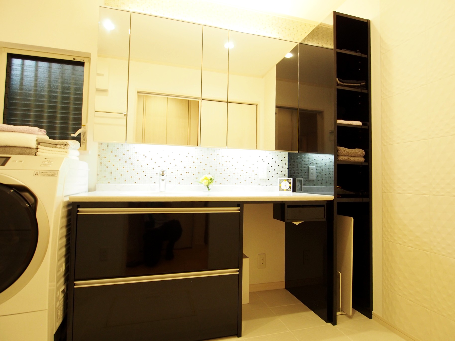 造作洗面台として、お客様の生活スタイルに合わせた収納や過ごし方を意識して作成しています。

 