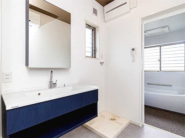 ネイビー×ホワイトでスタイリッシュなコーディネートに仕上げました。