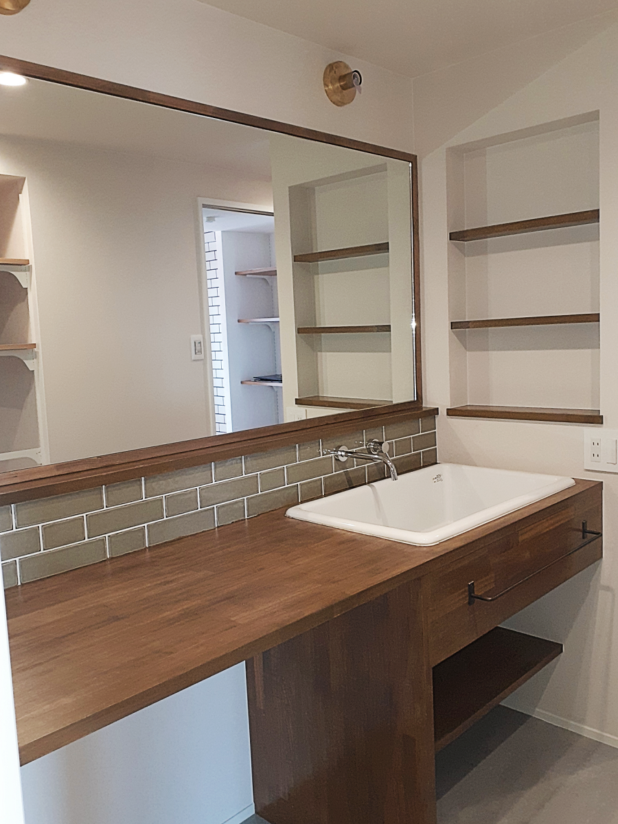 鏡が大きいので空間がより広々とみえます