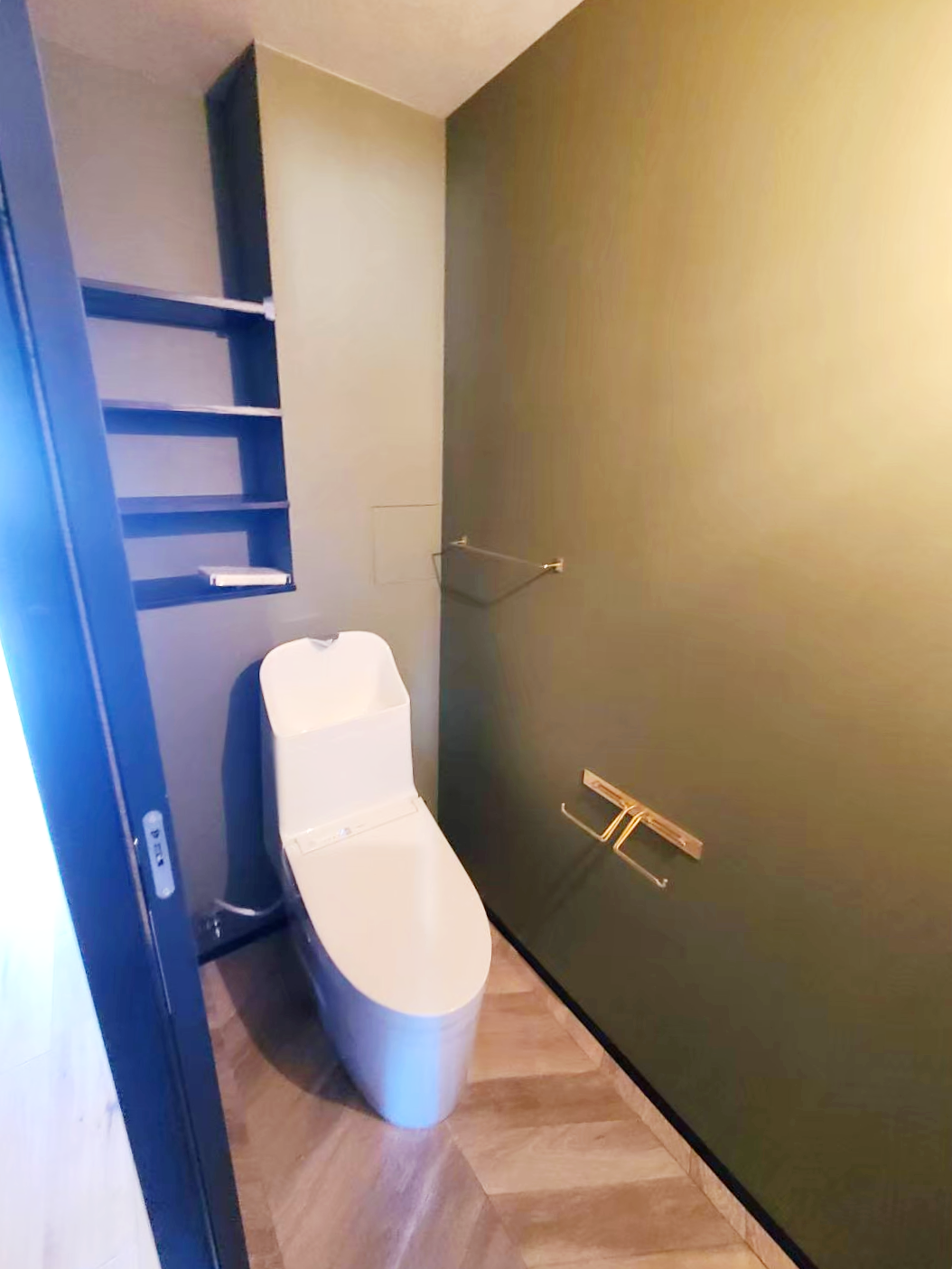 ダーク調のクロスで落ち着いた雰囲気に