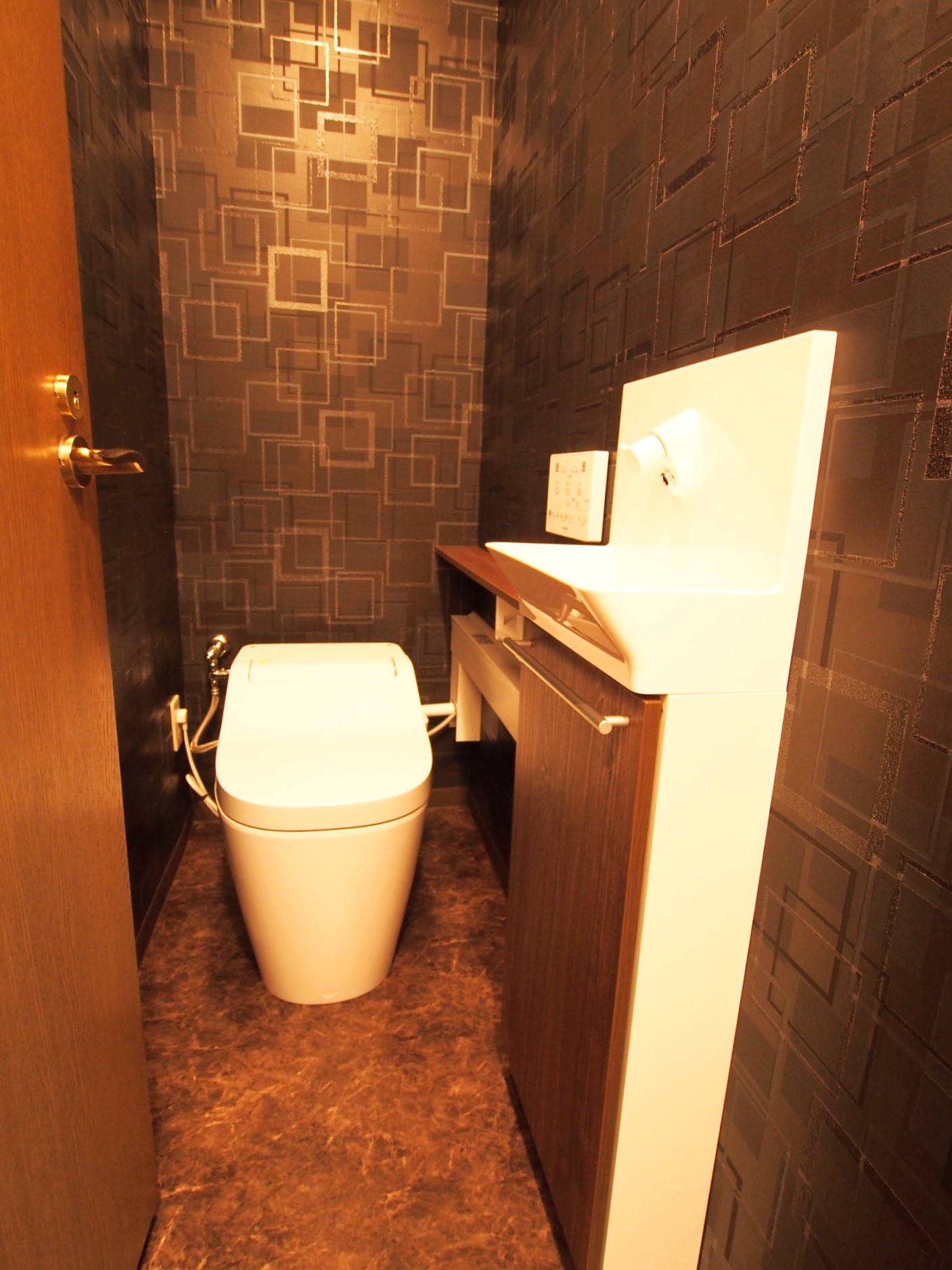 カウンター・壁紙・クッションフロアでお好みのシックなイメージを演出。