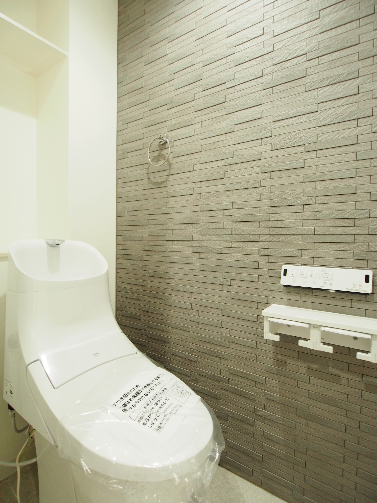 トイレにもエコカラットを使用。デザイン・機能性も充実しています。

 