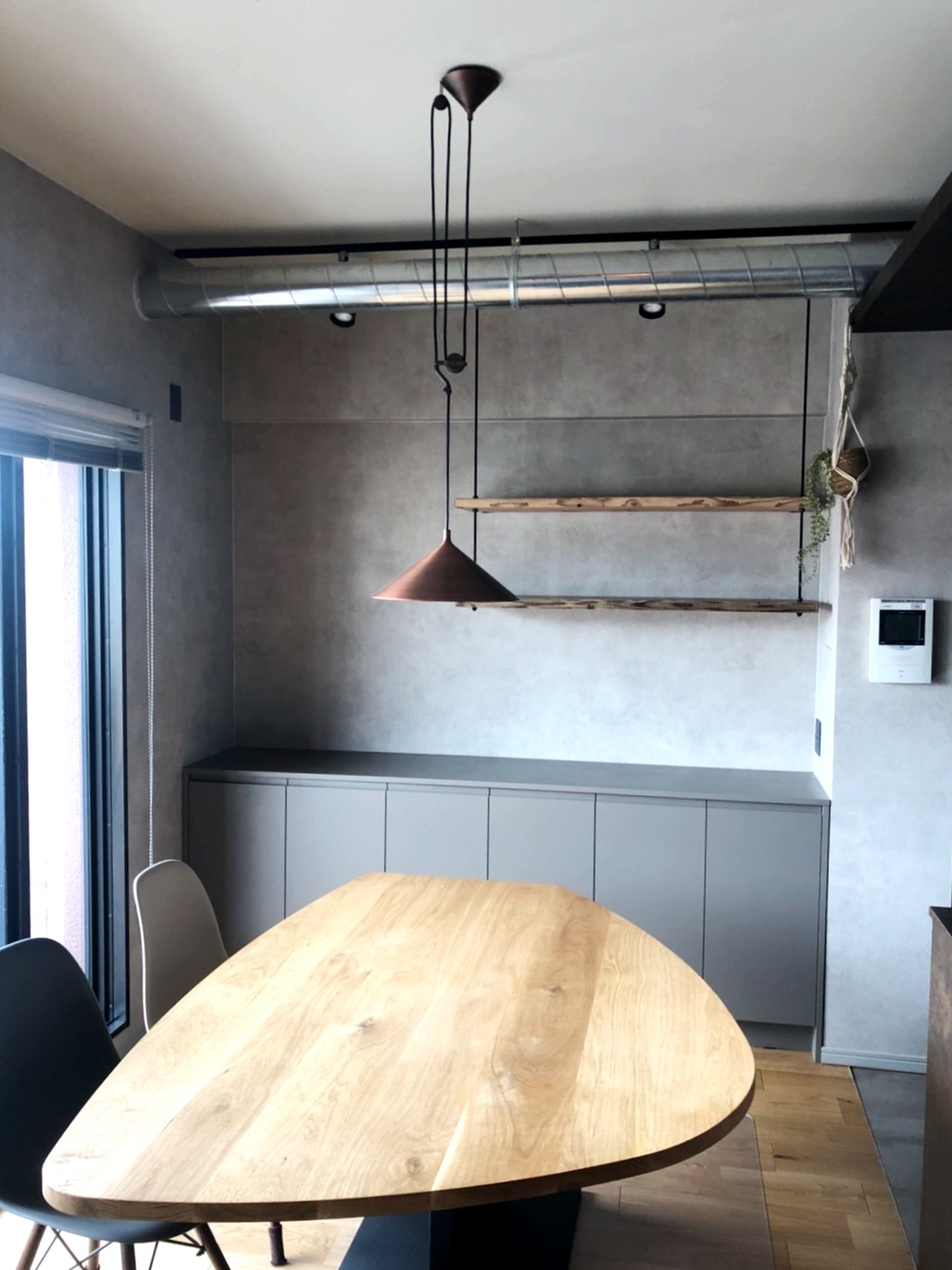 黒を基調にした大人なコーディネート