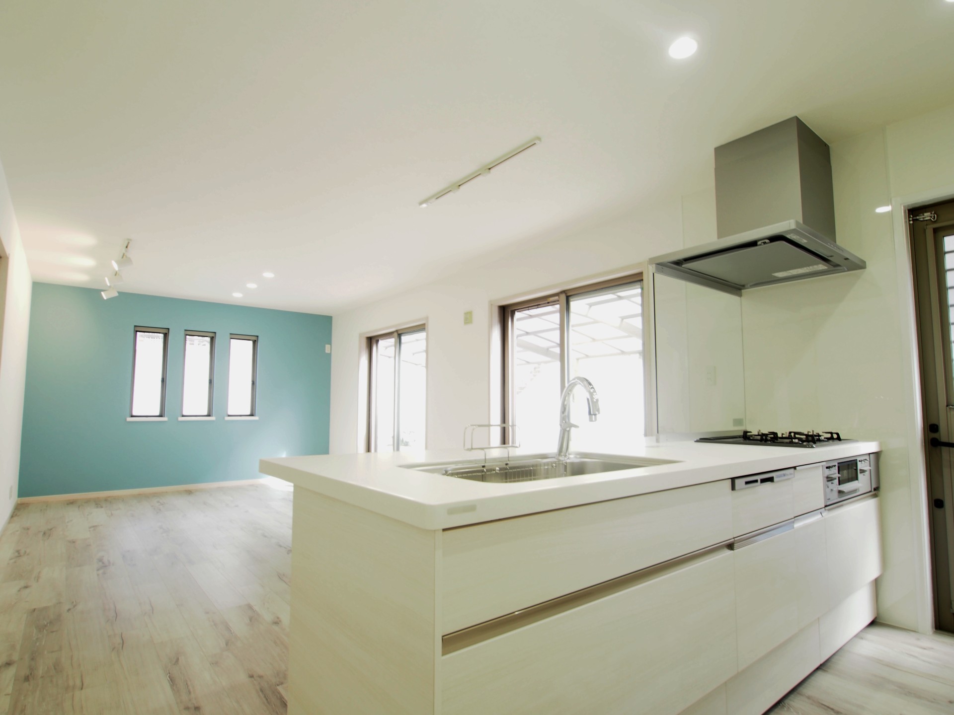 ティファニーブルーを際立たせるためにホワイト基調のキッチンにしました。