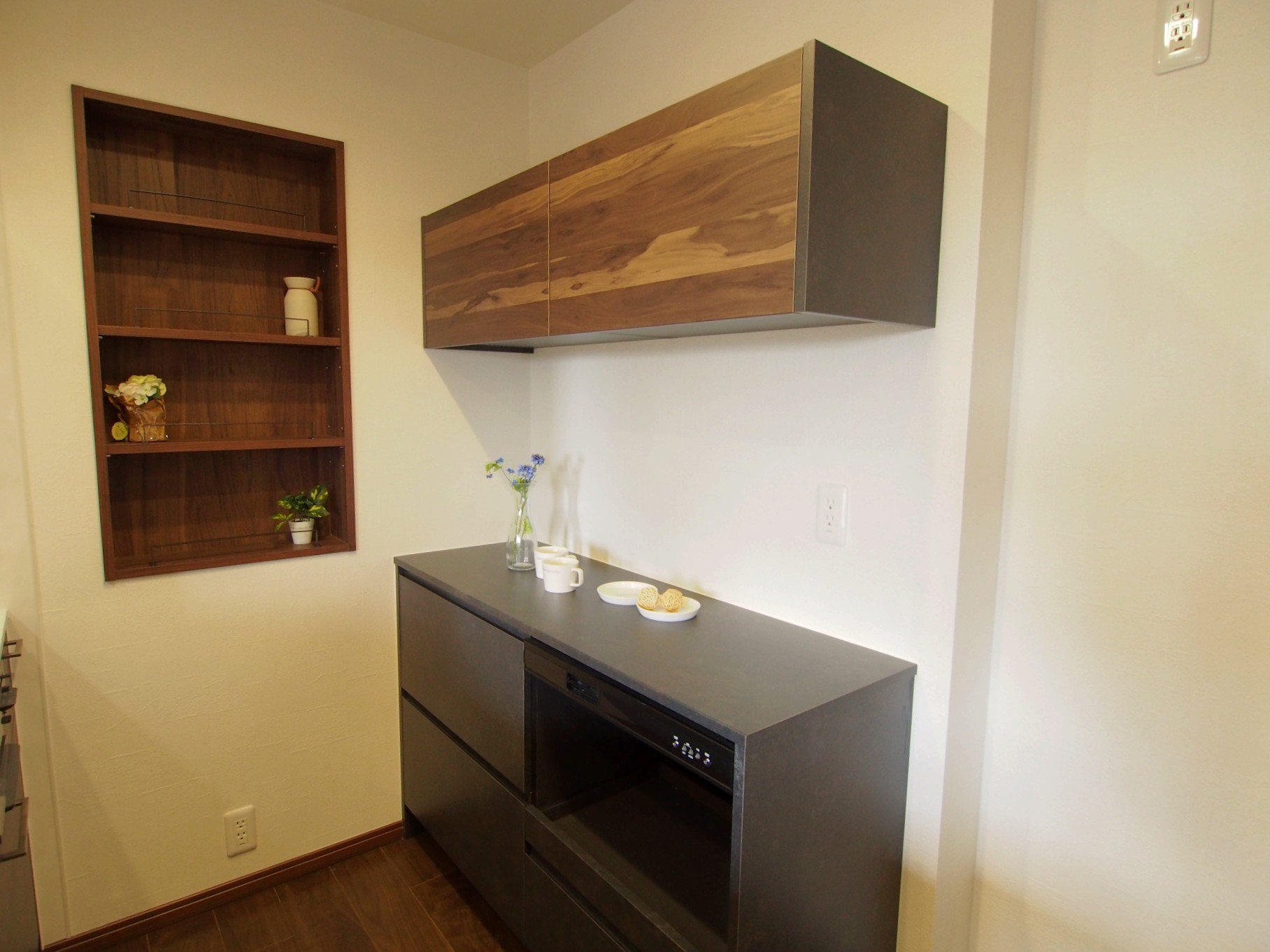 調味料や小物を収納できるニッチ収納を新調。カップボードの新調で食器等の収納スペースも向上。蒸気処理機能付きスライドカウンターで炊飯器から出る蒸気を吸い上げてくれます。

 