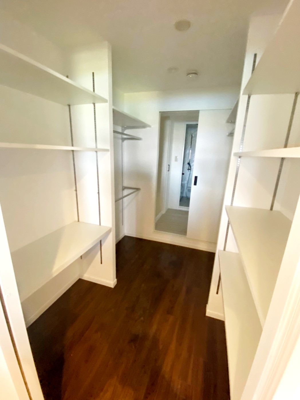 脱衣場とキッチンをつなぐウォークスルークローゼット