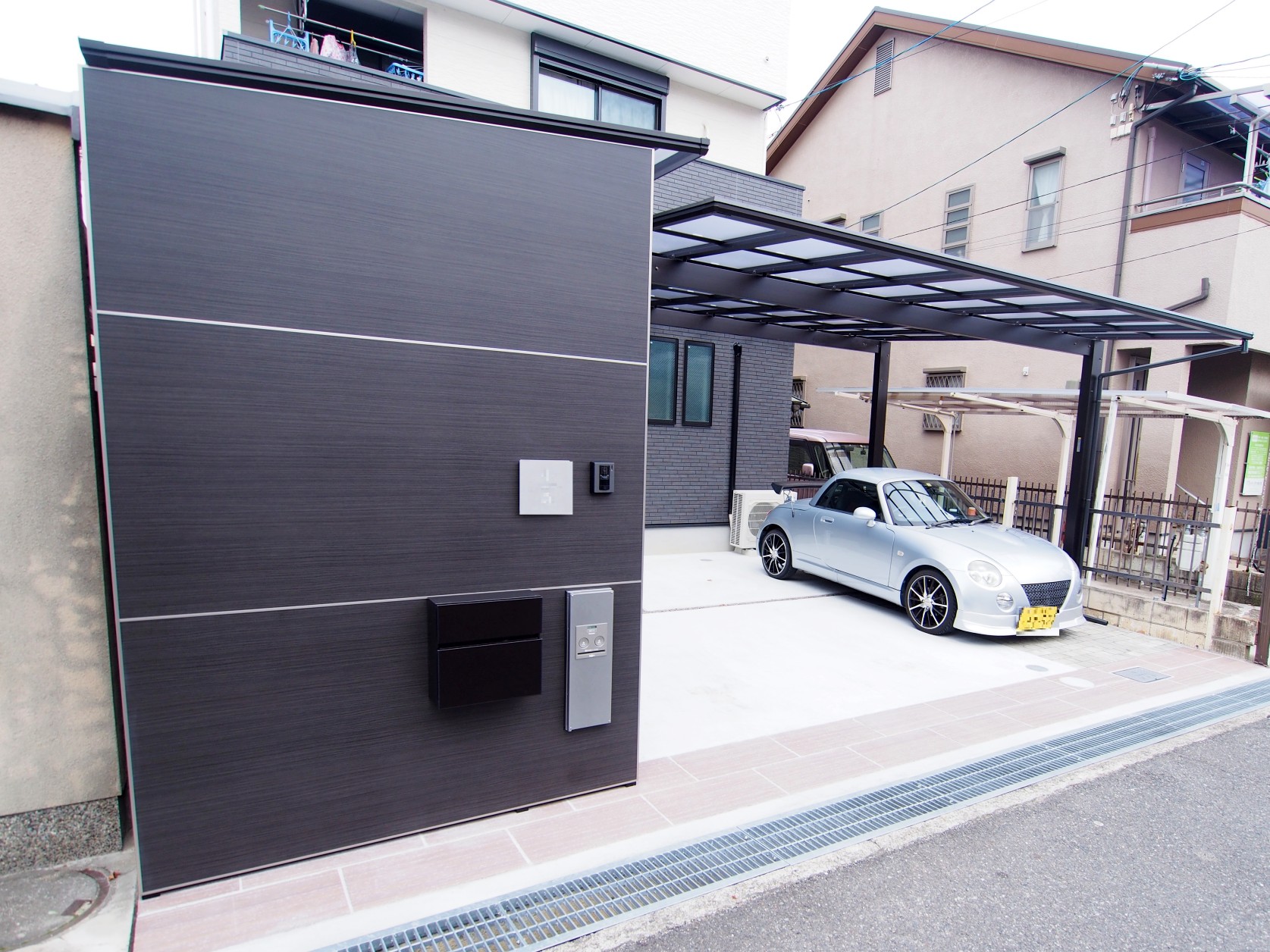 建物に対して重厚感ある門柱が特徴的で、外壁の色味と合わせることで統一感が生まれています。

 