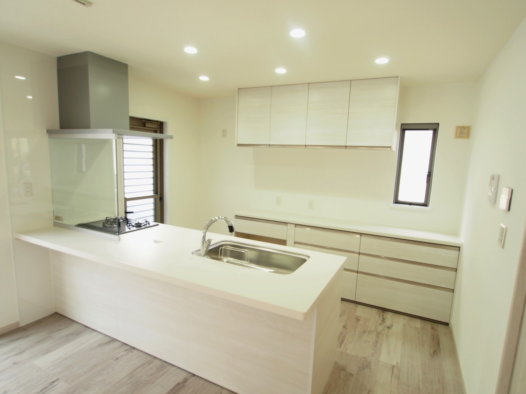 オープンキッチンで空間を広く取れるようにしました。
ダウンライトで全体的に明かりを演出。