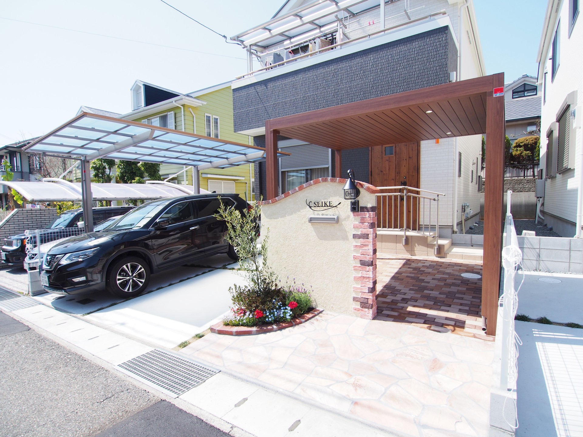 建物外観の顔となる門柱を造作で作成しました。玄関までのアプローチを演出しています。

 