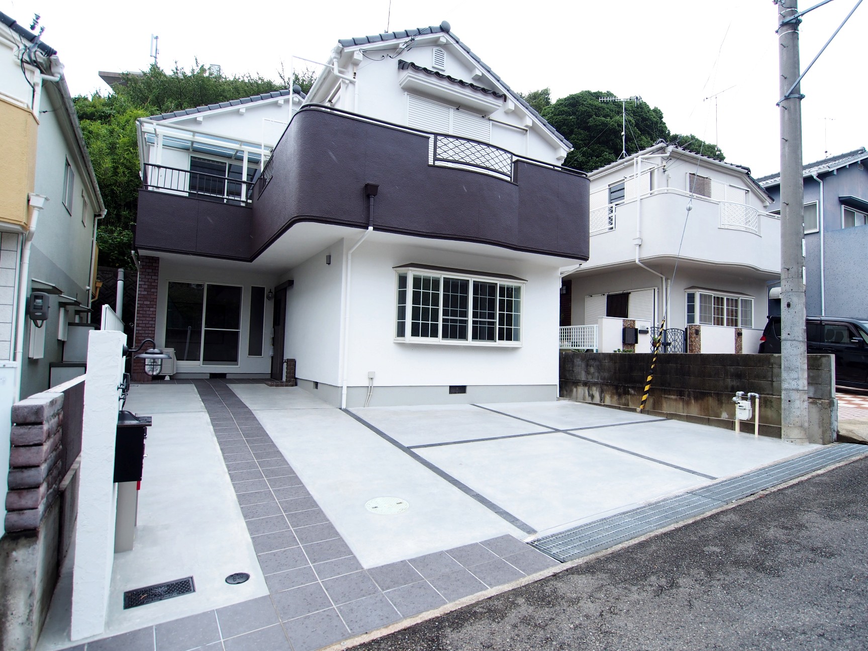 既存の庭スペースを解体して、駐車スペースを確保しました。

 