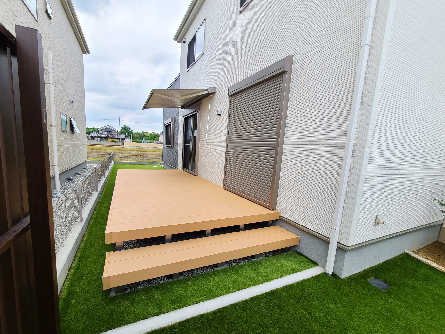 大きなウッドデッキで、お子様のプールや家族団欒の空間として利用できます。

 