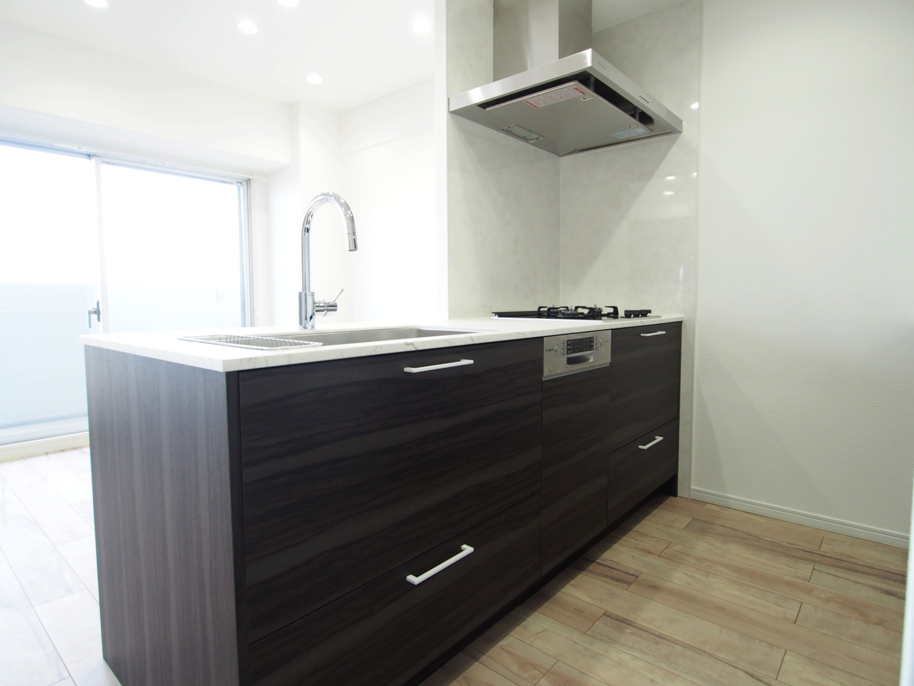 LDKの顔になるキッチンをスタイリッシュテイストにしました。