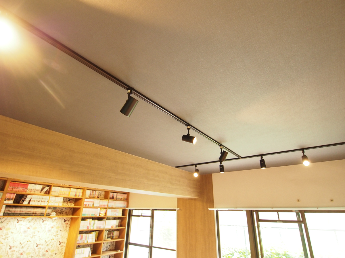 LDKを全体照明ではなく、陽と陰を空間で創るために角度を付けられるスポッドライトにしました。

 