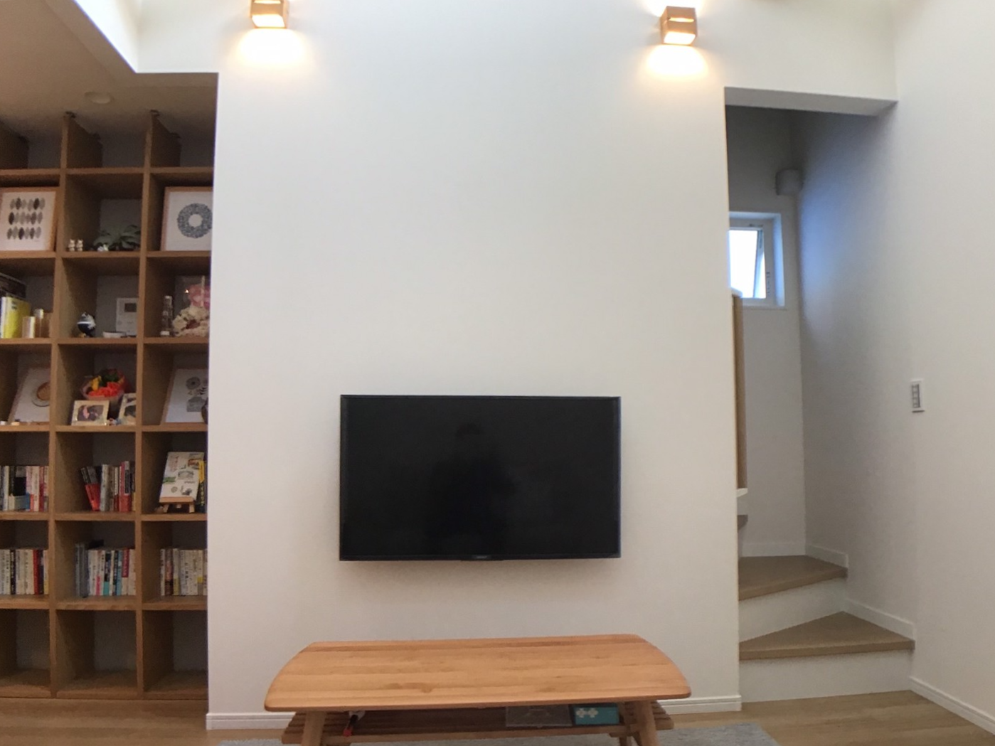 壁掛けテレビとファミリーライブラリー