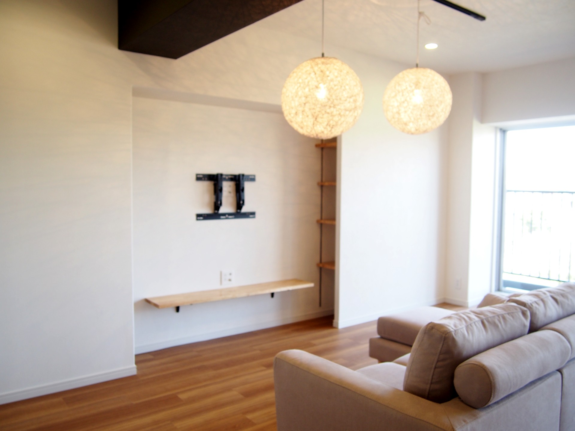 壁掛けテレビ横に隠す収納