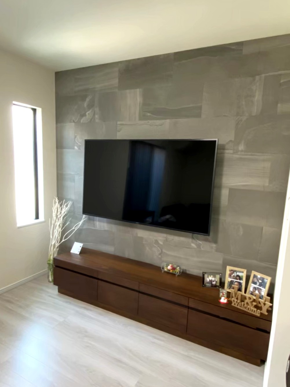 壁掛けテレビとエコカラットで高級感を演出。