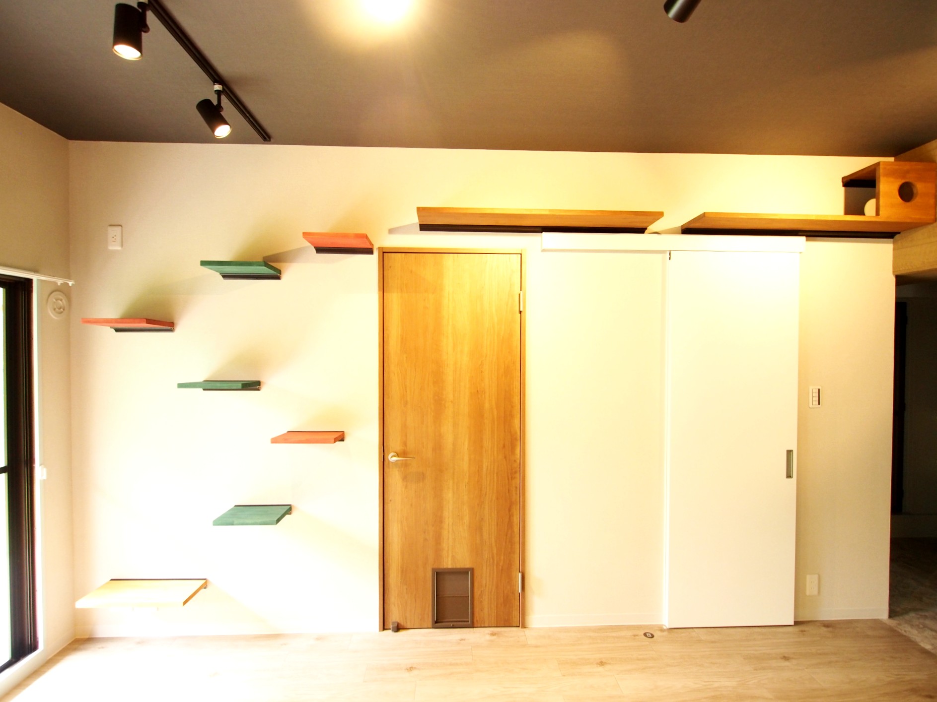 リビング空間に猫を感じられるように、キャットウォークをしました。登りきったところには、顔を出せる造作箱を設置しました。

 