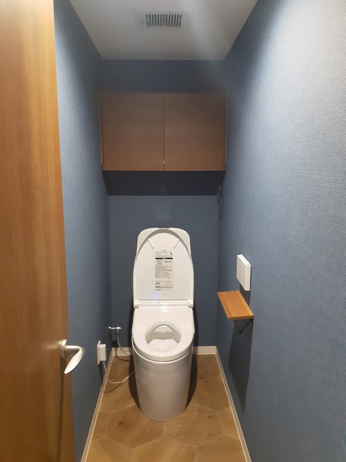 ネイビーとウッドで落ち着いた雰囲気に。