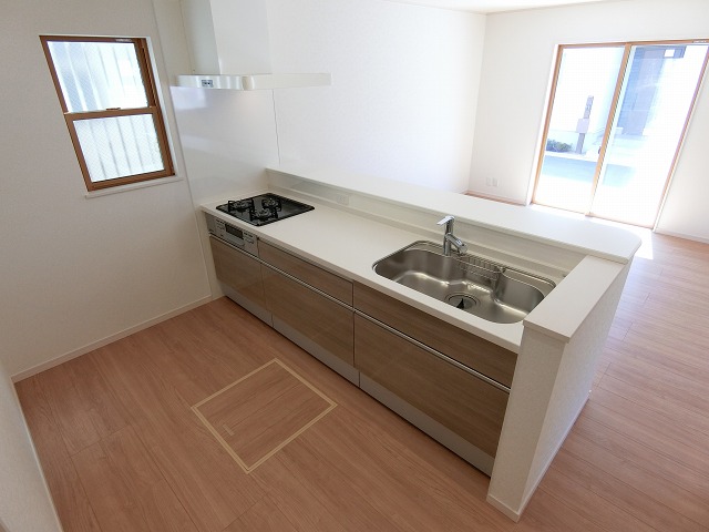 家族と一緒に住むため。