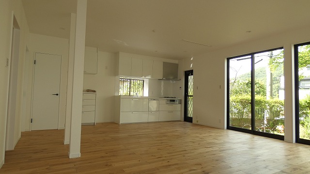 ご家族で団欒・庭を眺める無垢床の広々リビングが一番のお気に入りです‼