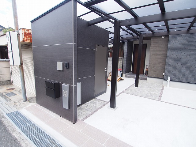 重厚感あふれる倉庫兼門柱！