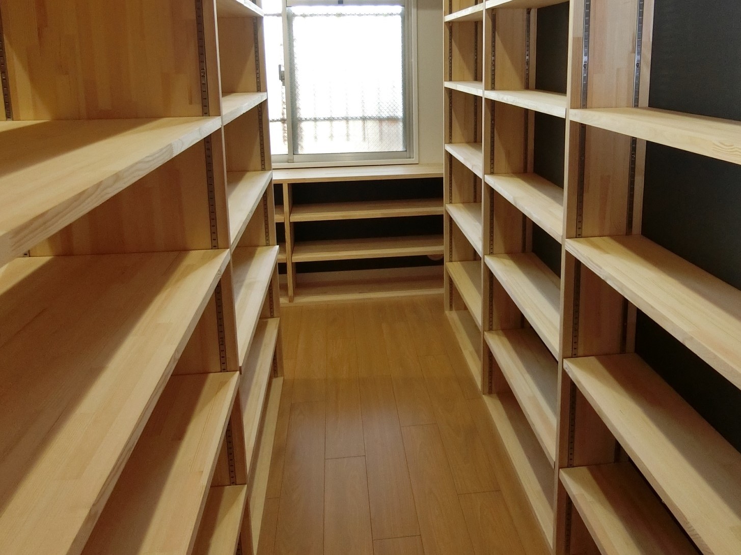 本に囲まれた家