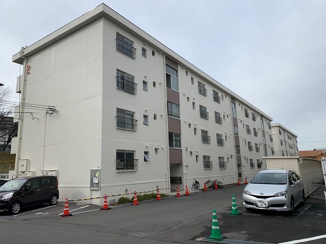 現在住んでいるところがエレベーター無しの階の為、年齢的にしんどくなったので。