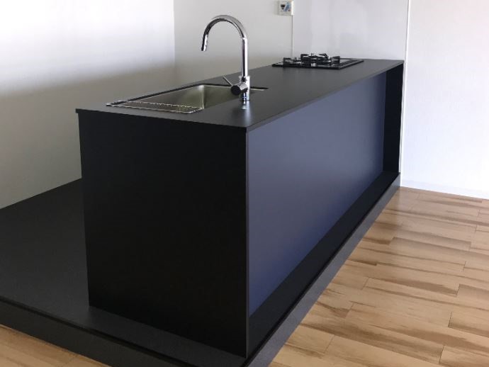 ブラック×ブルーのアイランドキッチン