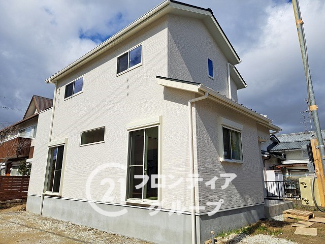 3兄弟を育てるにあたり、今の家が狭くなってきたから。