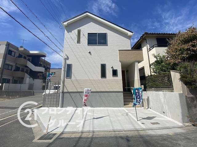 家族が増え現在の家では狭いため。