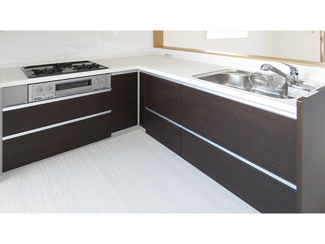 L型キッチンにしてリビングを広く