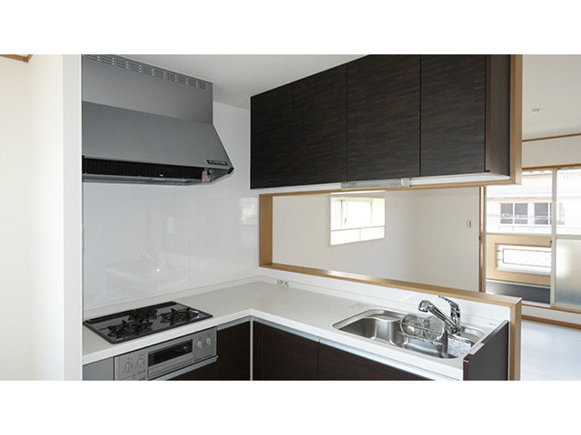 L型キッチンにしてリビングを広く