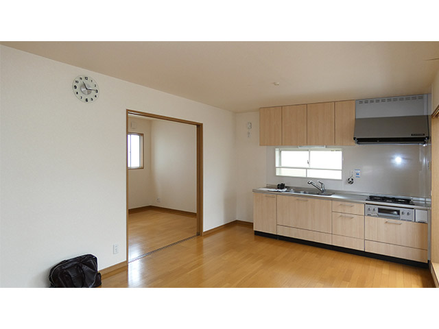 L型キッチンにしてリビングを広く