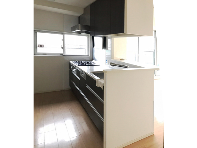 黒い壁と青いタイルが印象的なキッチン