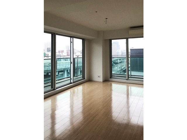 黒い壁と青いタイルが印象的なキッチン