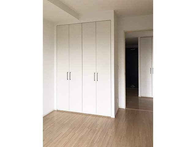 黒い壁と青いタイルが印象的なキッチン