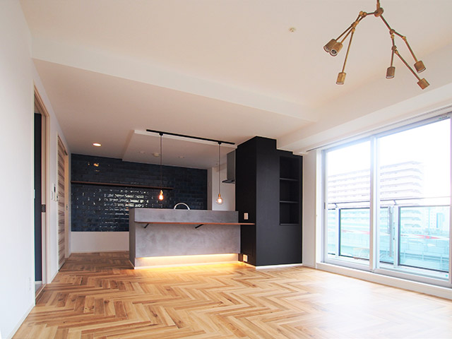 黒い壁と青いタイルが印象的なキッチン