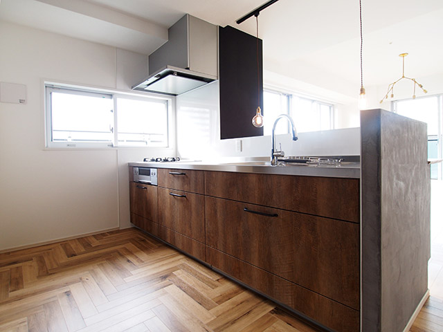 黒い壁と青いタイルが印象的なキッチン