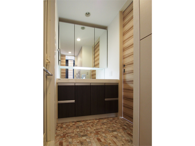 黒い壁と青いタイルが印象的なキッチン